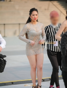 街拍紧身包臀裙若隐若现 散发诱人的味道的长腿美女