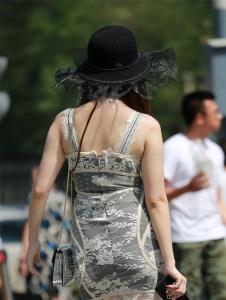 街拍阳光下时尚的美女 精致到指甲