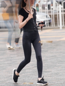 雨中曲线黑色紧身瑜伽裤长腿美女