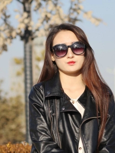 街拍戴墨镜的皮衣拼接小姐姐高跟鞋美女图