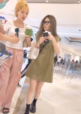 67321和闺蜜逛街的短裙长腿女孩视频