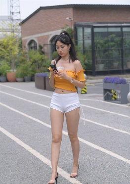 71704逛街的紧身热裤长腿美女短裤大白腿极品模特小姐姐视频