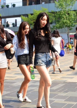 街拍热裤美女，长腿小姐姐图