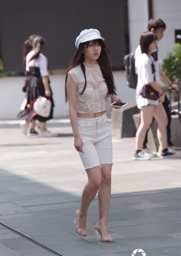 3a街拍第一站长腿高跟美女的脚，性感紧身裤翘臀女孩，掌握搭配小技巧，多观察一下时尚达人们的穿衣搭配造型
