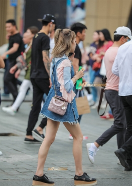 电话情缘，街拍牛仔短裙长腿美女图