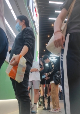 68163逛街买东西的短裙白腿大长腿女孩视频