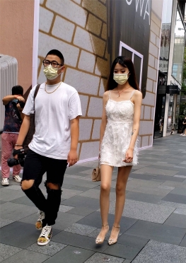 74816-74819带着口罩逛街的白色短裙大长腿美女视频