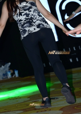 形体练习 紧身裤美女图片