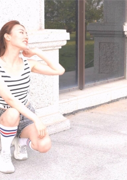 69000找了一个广场我们拍的牛仔热裤大长腿女孩子视频