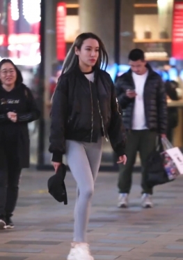 59902逛街的紧身裤翘臀长腿美女视频