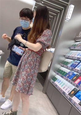 68646逛商店的短裙长腿小姐姐视频
