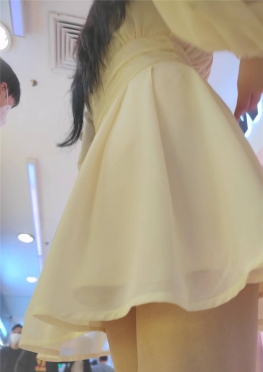 68181逛街的白色短裙长腿女孩视频