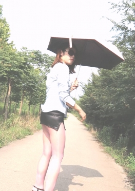 69937-69941在山上小路换装的肉丝足短裙热裤长腿女孩视频