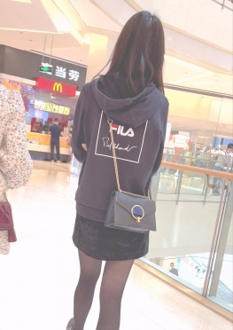 68521逛商场的黑色短裙黑丝长腿女孩子视频