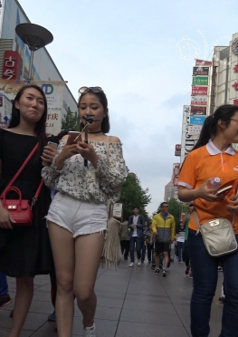 59215-59216逛街的紧身白色热裤翘臀大白腿长腿美女视频