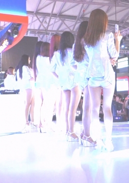 64983魔镜街拍论坛舞台上的热裤大白腿长腿美女视频