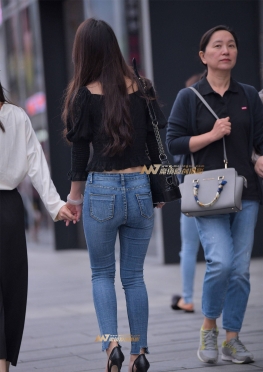 逛街的紧牛姐姐