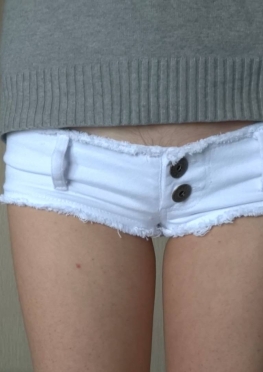 74311超短白色热裤短裤小姐姐跪着玩手机的样子很可爱视频