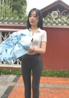 61881下雨天去公园脱鞋子的黑色紧身皮裤长腿女孩视频