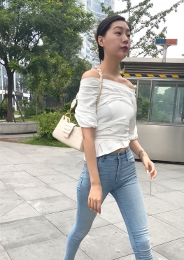 61960魔镜街拍逛街的蓝色紧身牛仔裤长腿女孩视频