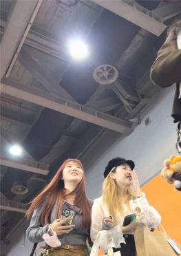 68659和闺蜜逛展会的短裙白腿小姐姐视频