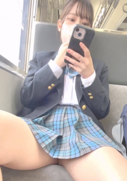 68364地铁上坐在对面的jk短裙女同学很靓丽视频