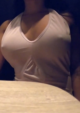 68081吃完东西出去逛街的短裙大长腿女孩视频