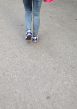 58850-58851买早餐的紧身牛仔裤翘臀美女视频