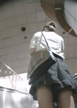 69085乘坐电梯的短裙大长腿小姐姐视频