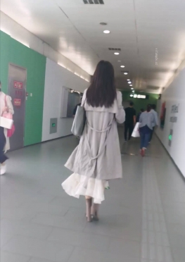 69349爱逛街的短裙长腿小姐姐视频