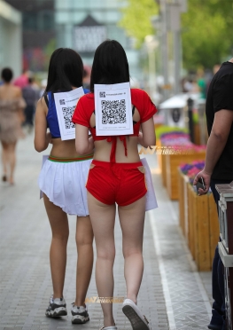 我爱世界杯 更爱西班牙队，街拍红色紧身超短热裤长腿美女