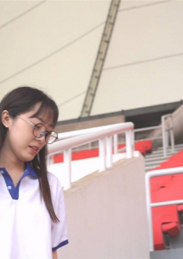 68991学校操场座位上的白袜小姐姐视频