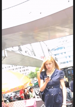 67407逛街的黑色短裙长腿女孩视频