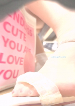 68612逛街累了坐下来休息的肉丝足长腿jk短裙小姐姐视频