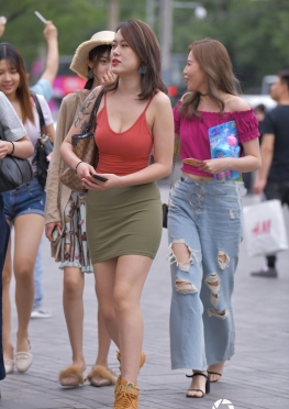 包臀吊带性感美女，超短裙长腿女孩