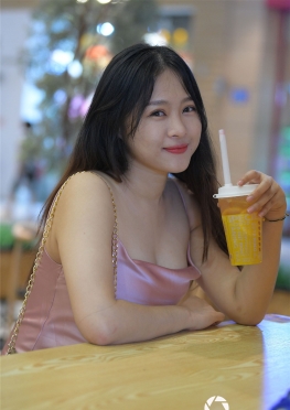 M00707【562P】喜欢喝东西的长裙丰满又可爱的小姐姐套图