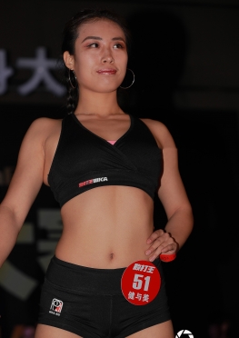 滚叔街拍热情洋溢的健美妹子