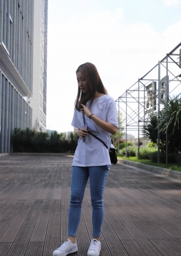 2018-DXG-027【374P】和漂亮紧身牛仔裤长腿丝足美足女同--爬山