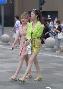 3a街拍第一站好靓丽的美腿短裙小姐姐，颜色艳丽的大白腿长腿美女，掌握时尚浪潮，瞬间变不同，让属于你的时尚不再遥不可及