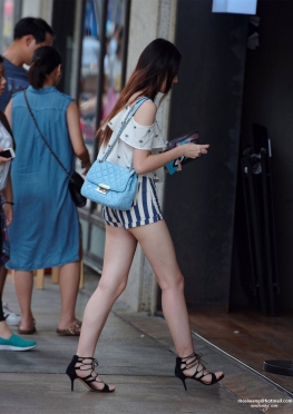 街拍逛街的条纹紧身热裤短裤大长腿高跟鞋美女图片