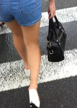 59138逛街的牛仔热裤大长腿美女视频