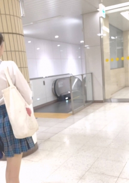 68369和jk短裙女同事一起下班，短发可爱小姐姐视频