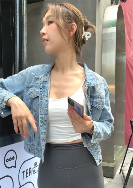 61826逛街的灰色紧身裤长腿女孩视频