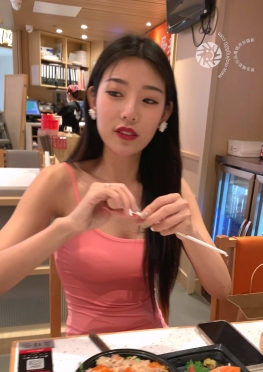 71284-71285穿着粉色短裙的大长腿女孩视频