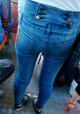 59847-59848公交车上的紧身牛仔裤翘臀长腿美女视频