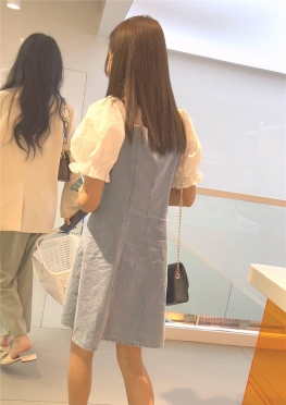 68721戴着口罩逛街的短裙长腿小姐姐视频