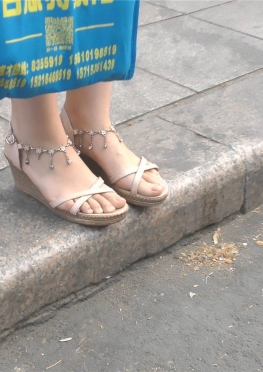 57835魔镜街拍第一站路边等车的凉鞋美女视频