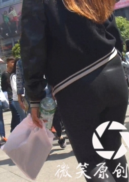 58806逛街的黑色紧身皮裤翘臀大长腿美女视频
