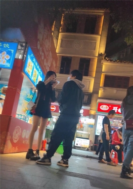 68128逛夜市吃东西的蓝色jk超短裙百褶裙长腿小姐姐视频