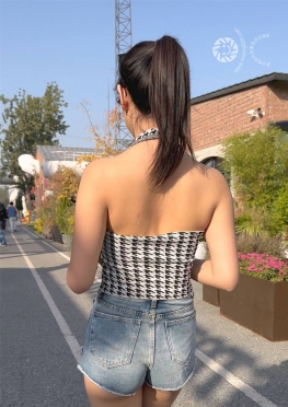 71377逛街的超短紧身牛仔热裤短裤长腿小姐姐视频